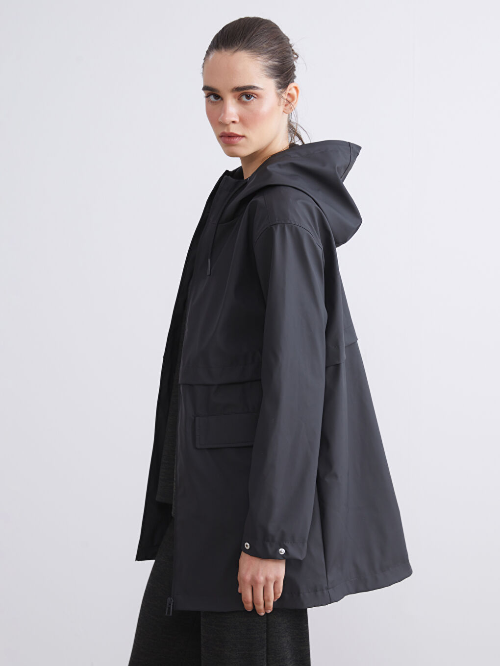Siyah Kapüşonlu Kadın Yağmurluk