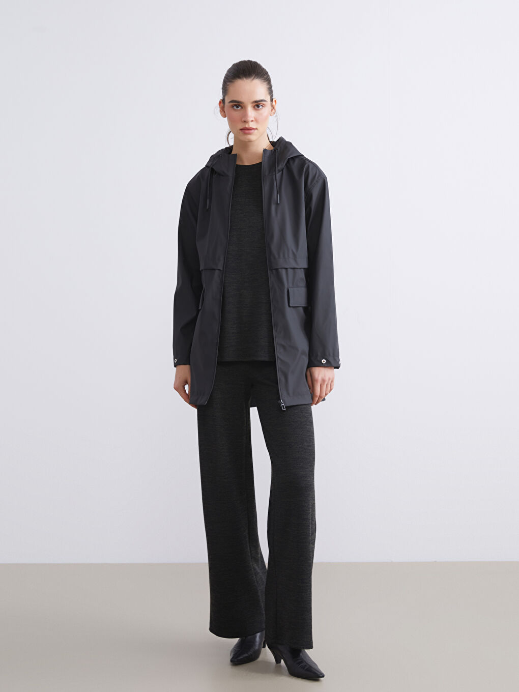 Siyah Kapüşonlu Kadın Yağmurluk-1