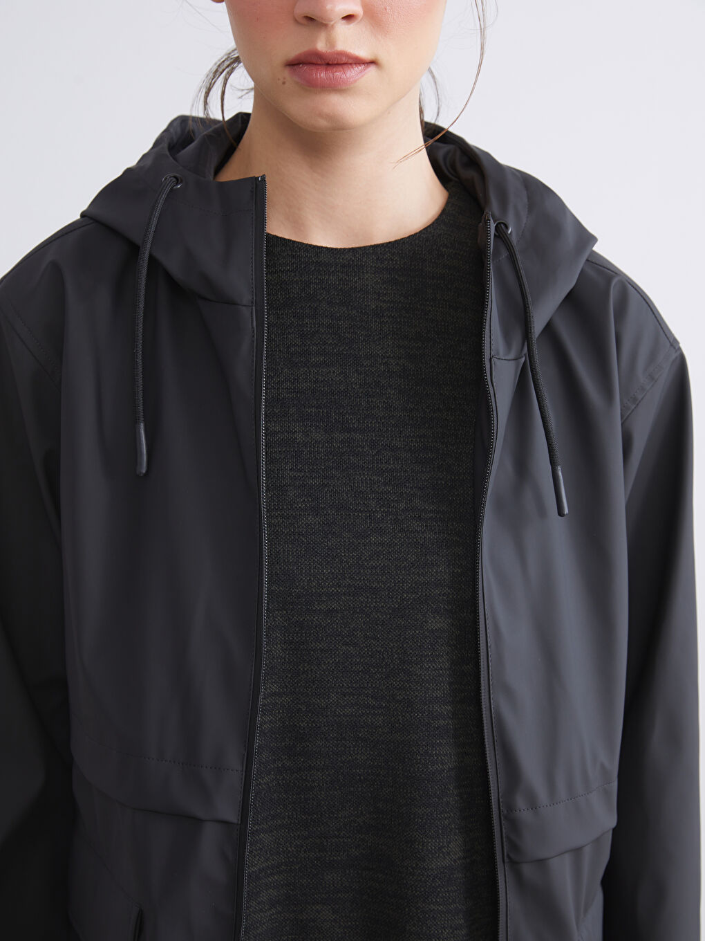 Siyah Kapüşonlu Kadın Yağmurluk-2