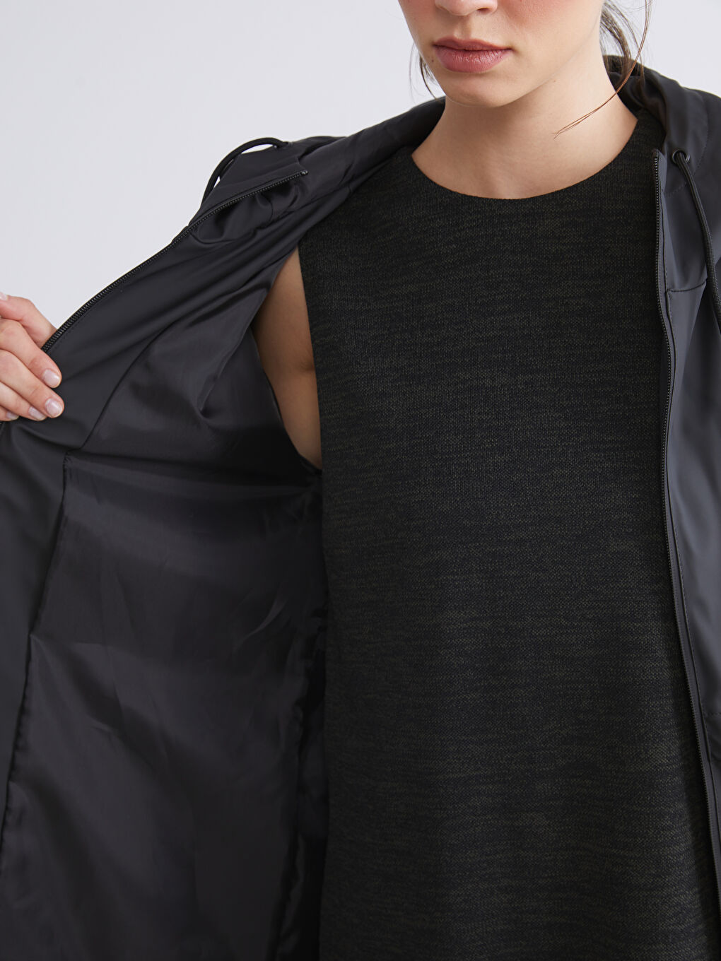 Siyah Kapüşonlu Kadın Yağmurluk-3