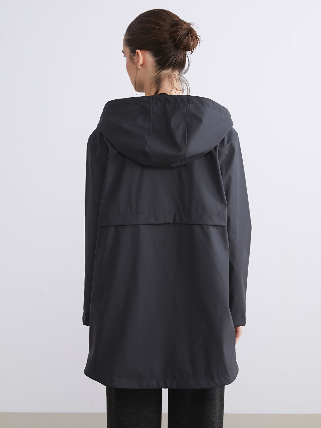 Siyah Kapüşonlu Kadın Yağmurluk-4