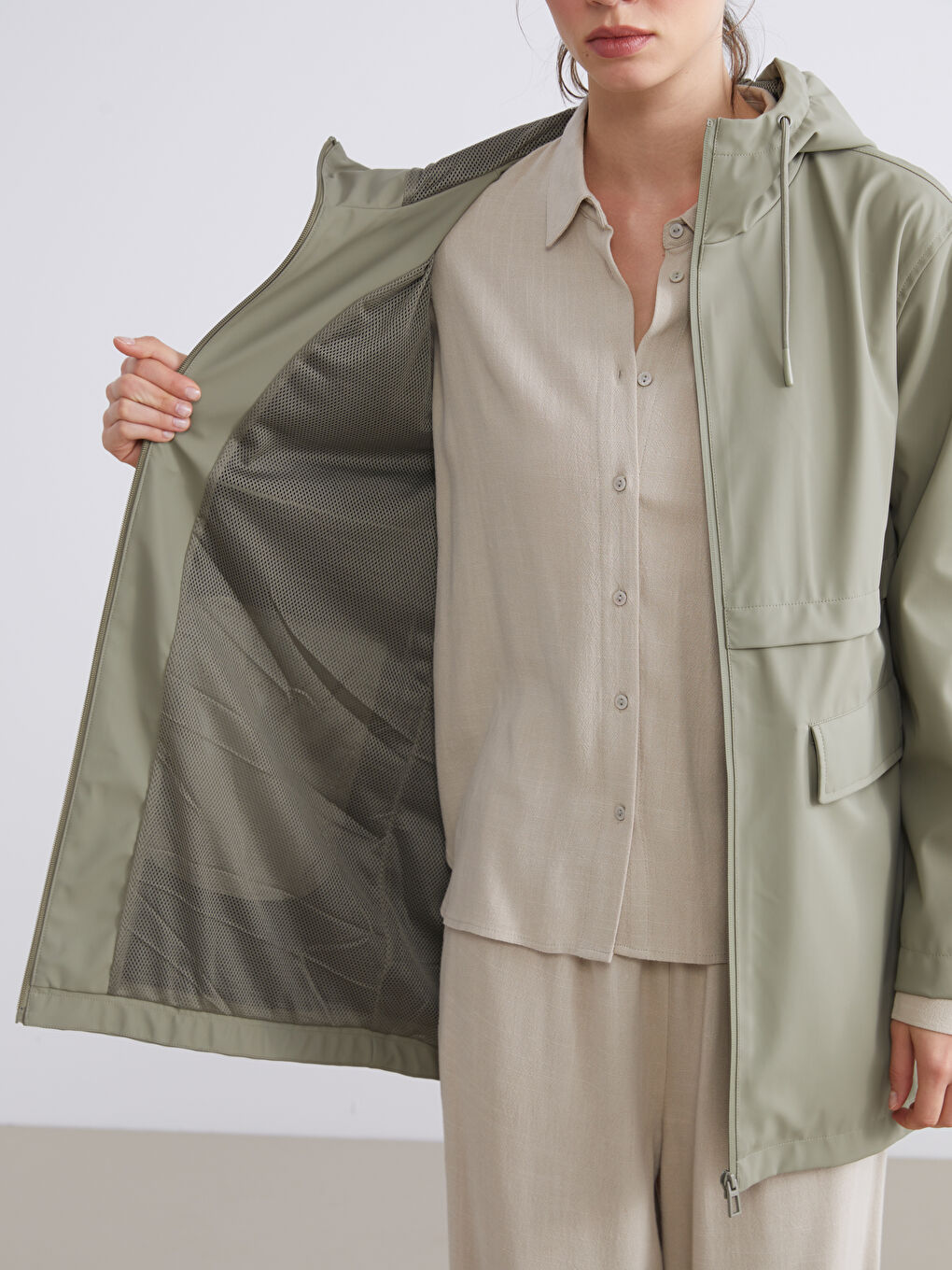 Haki Kapüşonlu Kadın Yağmurluk-2