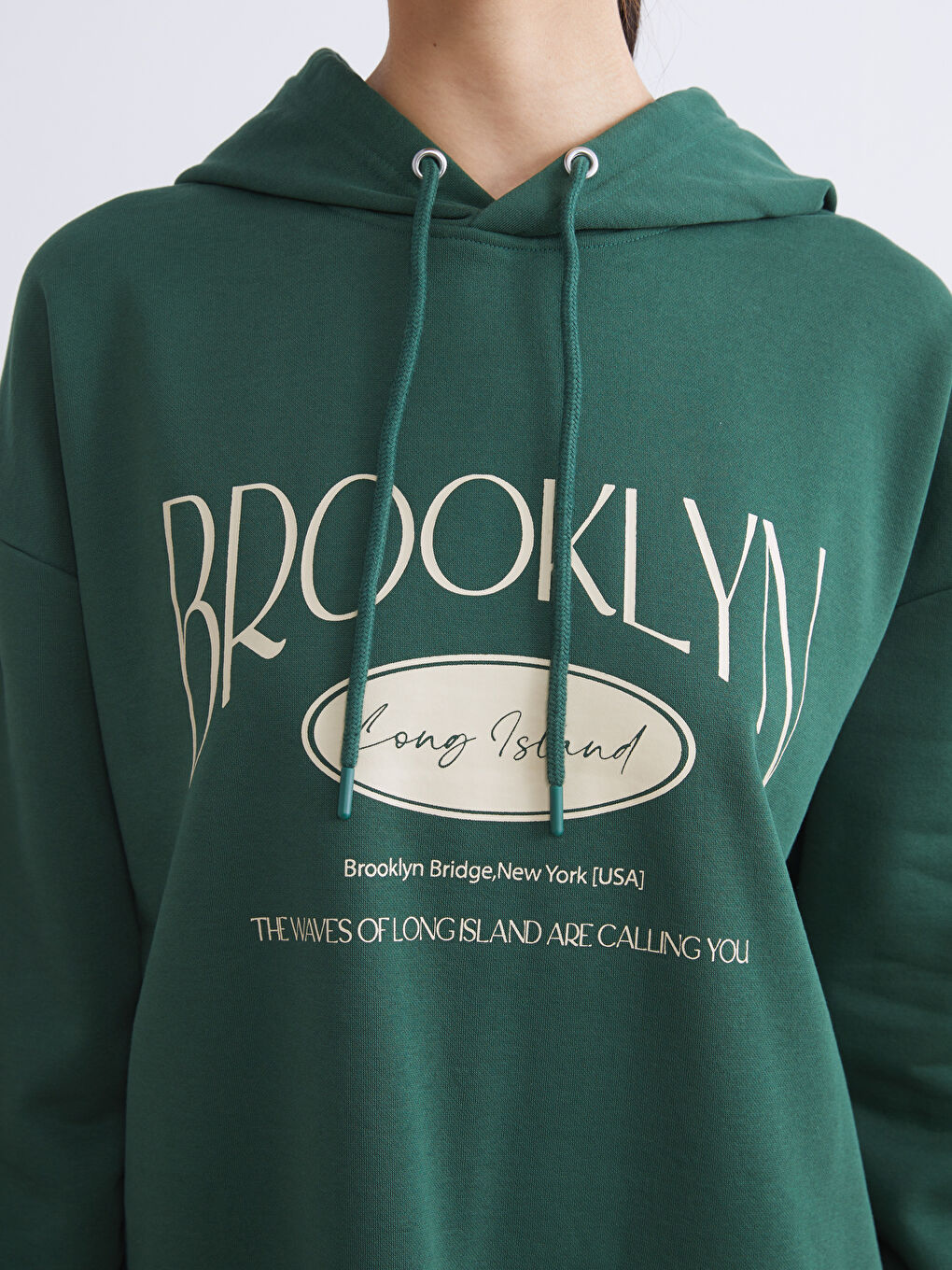 ქალი მწვანე ჰუდი-2