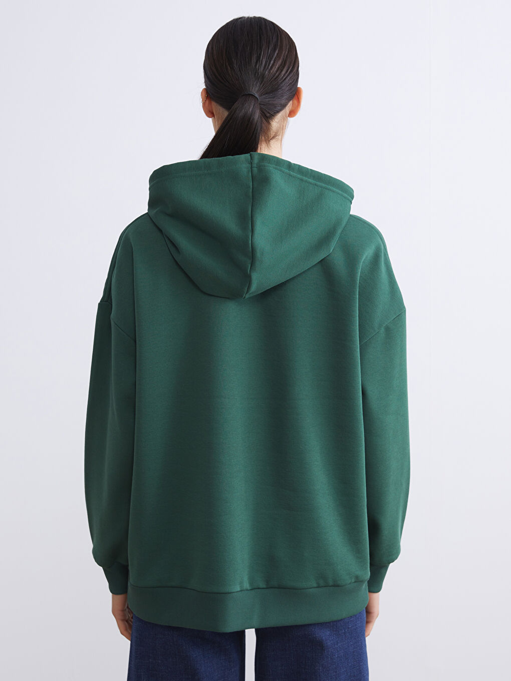 ქალი მწვანე ჰუდი-3