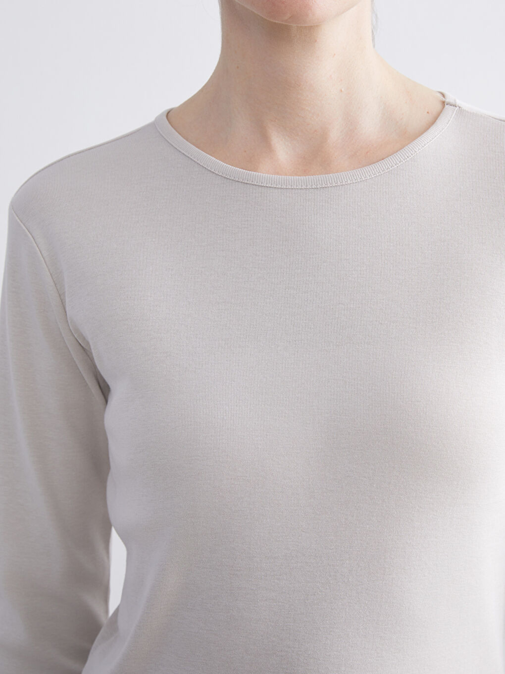 Gri Bisiklet Yaka Kadın Tişört-4