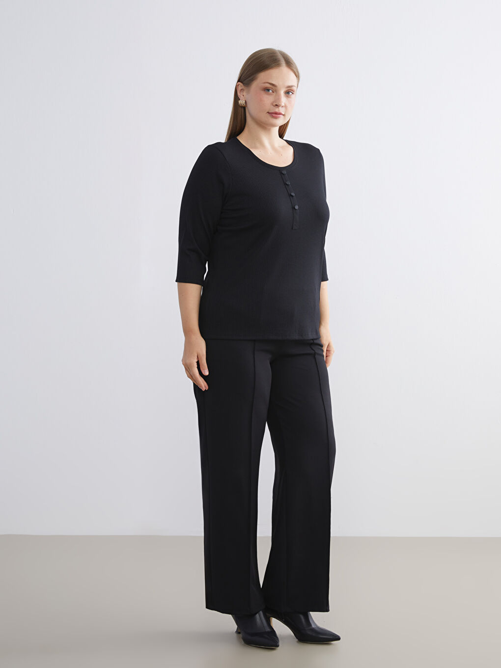 Siyah Bisiklet Yaka Kadın Tişört-2