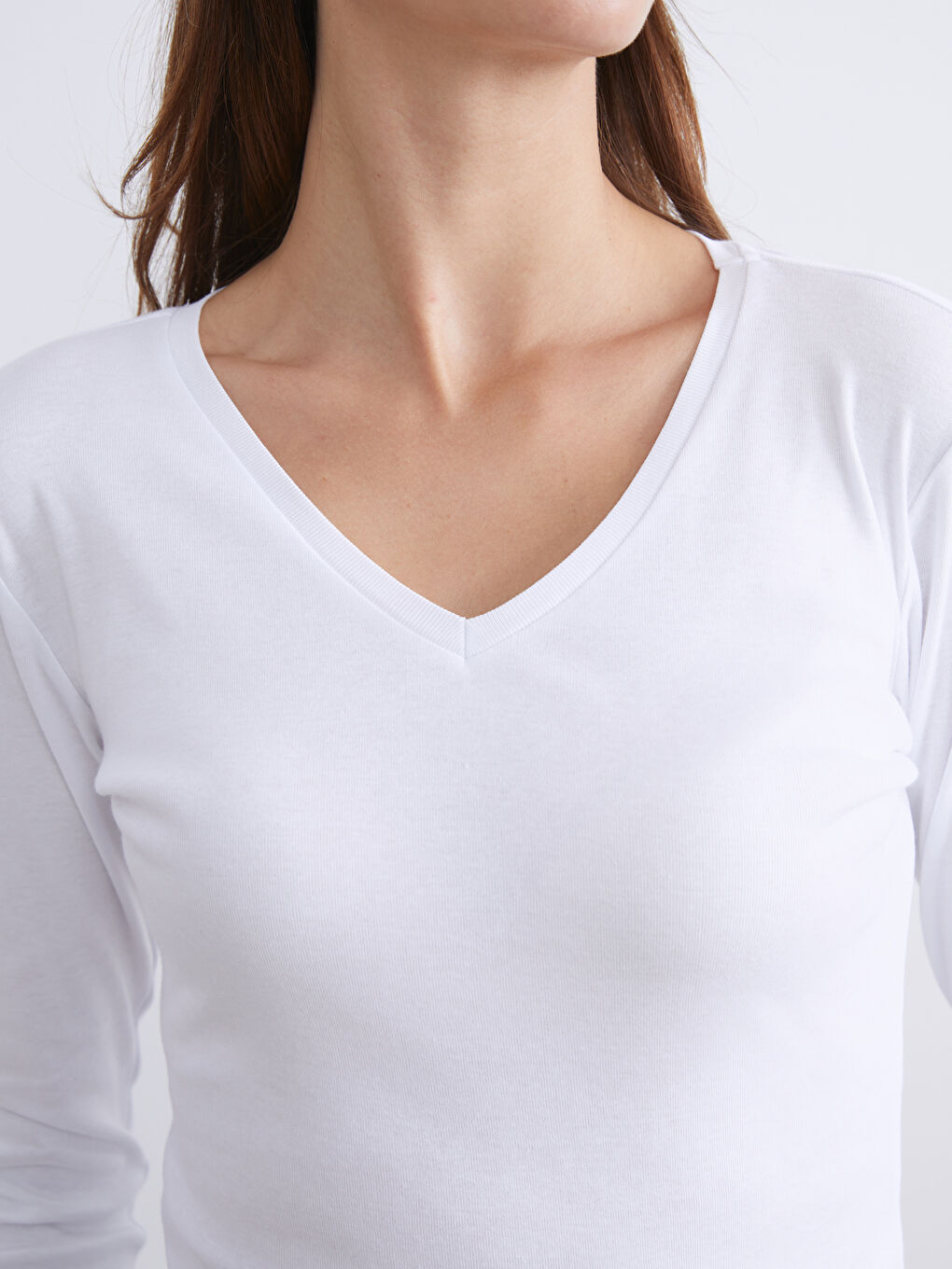 Beyaz V Yaka Uzun Kollu Kadın Tişört-3