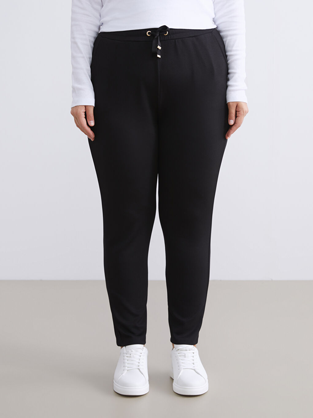 LCWAIKIKI Classic Women's Sweatpants with Elastic Waist -W57962Z8-CVL