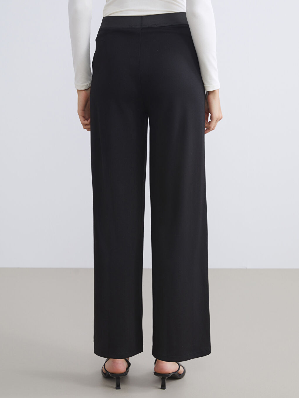 LCWAIKIKI Classic Elastic Waist Wide Leg Women's Trousers -W57965Z8-CVL