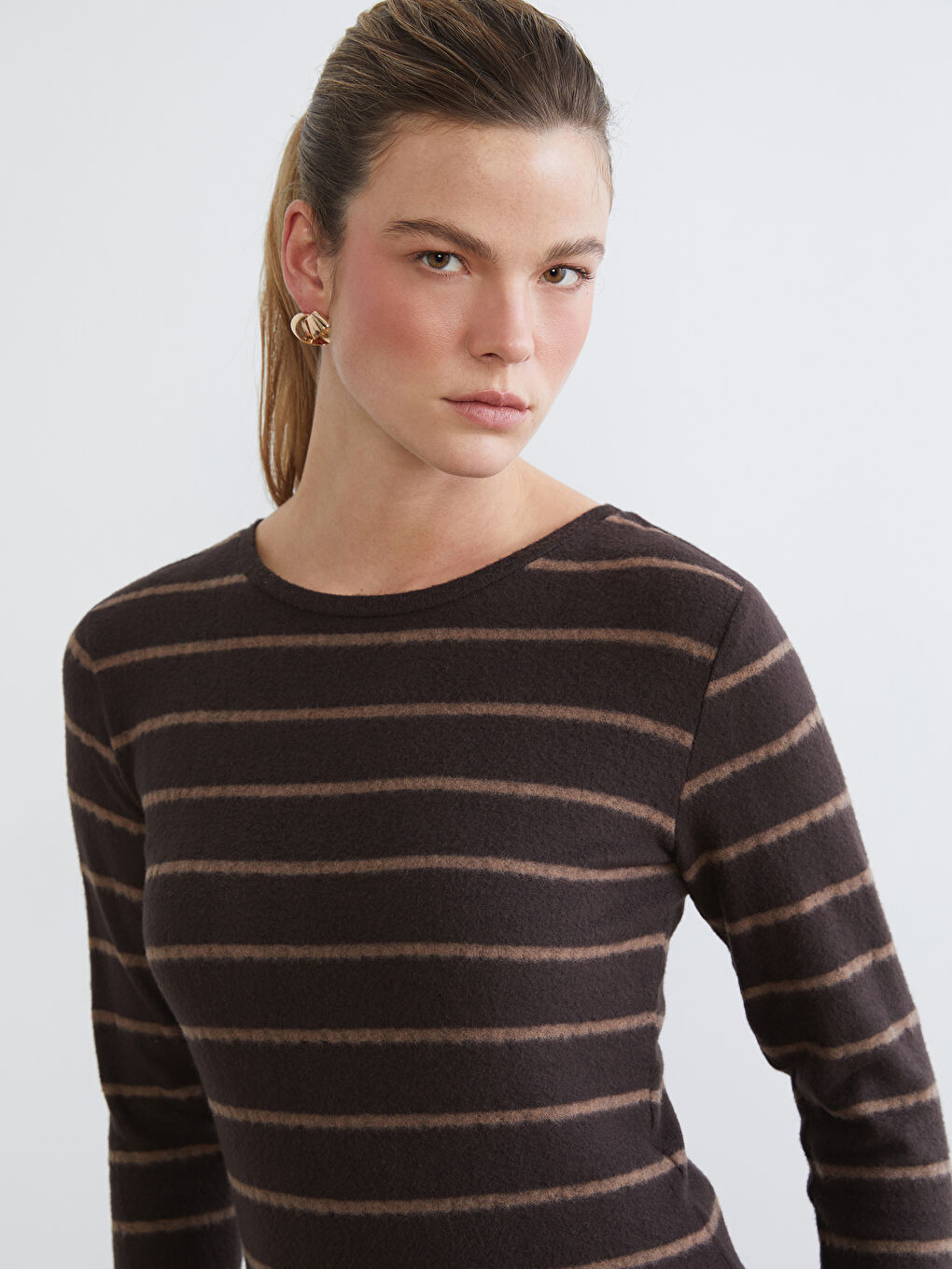 Kahverengi Bisiklet Yaka Çizgili Kadın Tişört