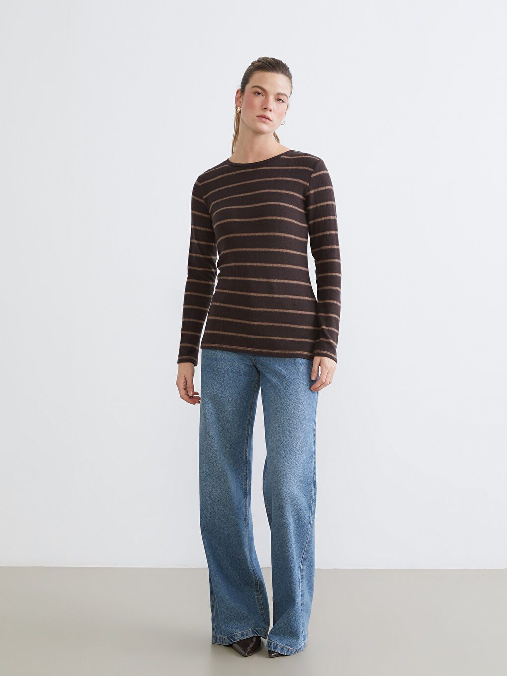 Kahverengi Bisiklet Yaka Çizgili Kadın Tişört-1