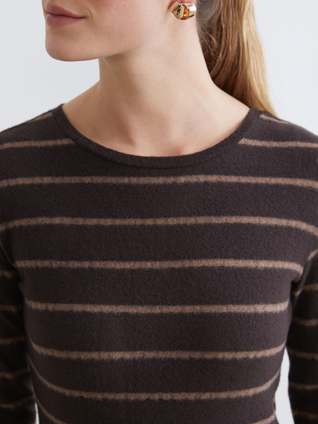 Kahverengi Bisiklet Yaka Çizgili Kadın Tişört-2