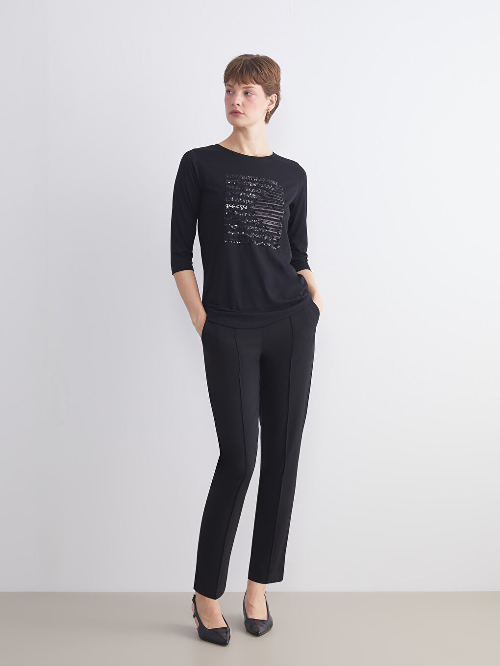 Siyah Bisiklet Yaka Pul İşlemeli Bluz-2