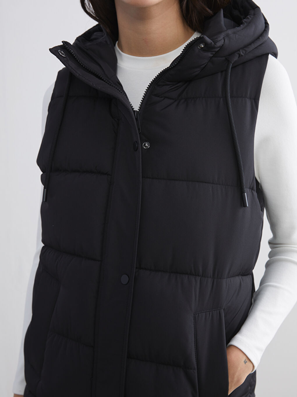 Siyah Kapüşonlu Kadın Şişme Yelek-2