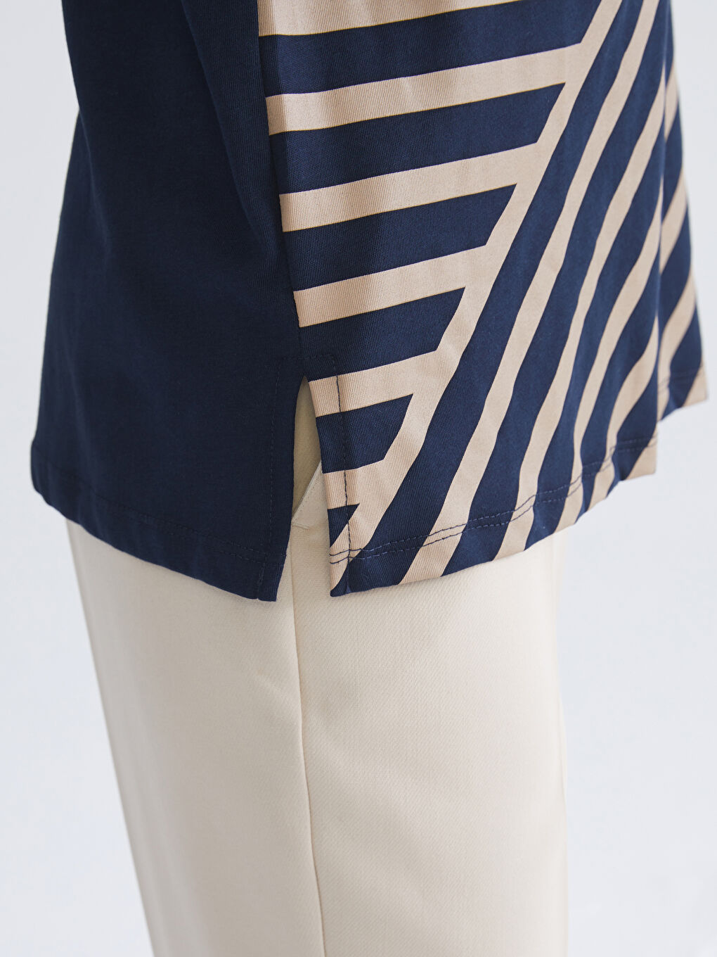 Женская футболка в полоску с круглым вырезом-3