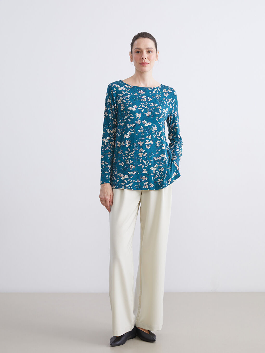 Bluza sa okruglim izrezom i cvetnim dezenom-1