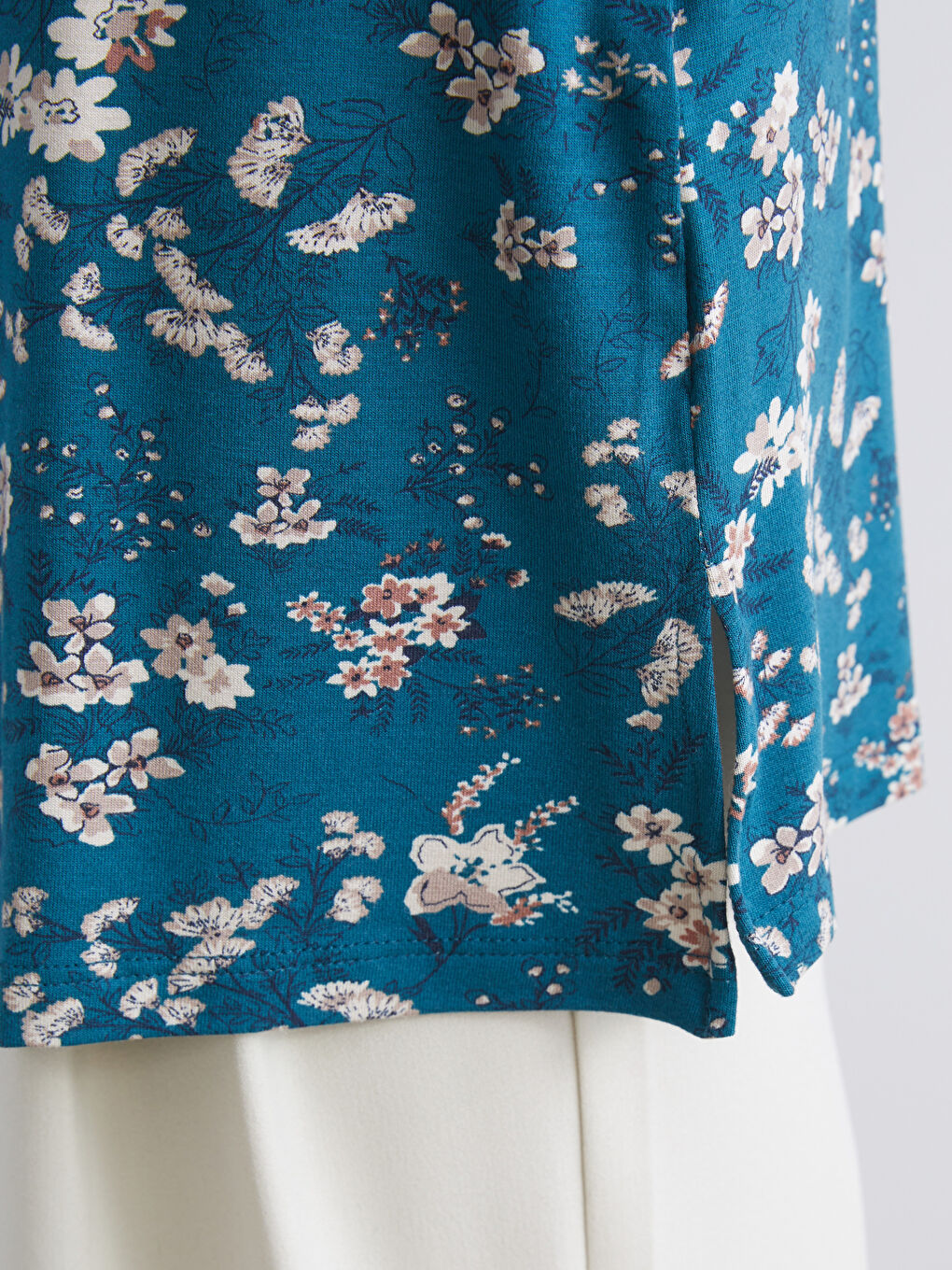 Bluza sa okruglim izrezom i cvetnim dezenom-2