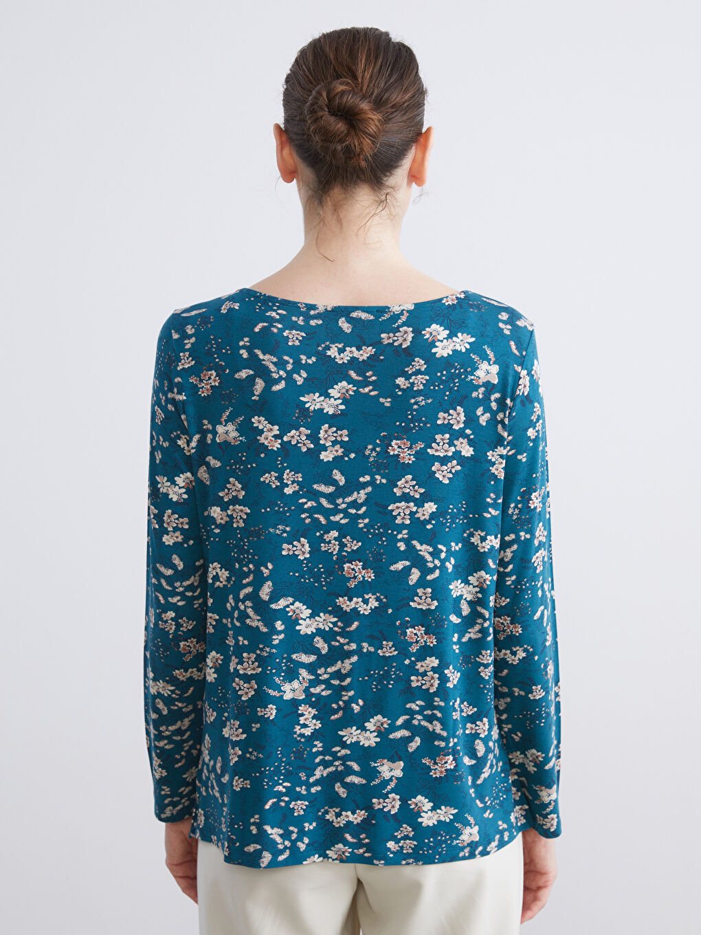 Bluza sa okruglim izrezom i cvetnim dezenom-3