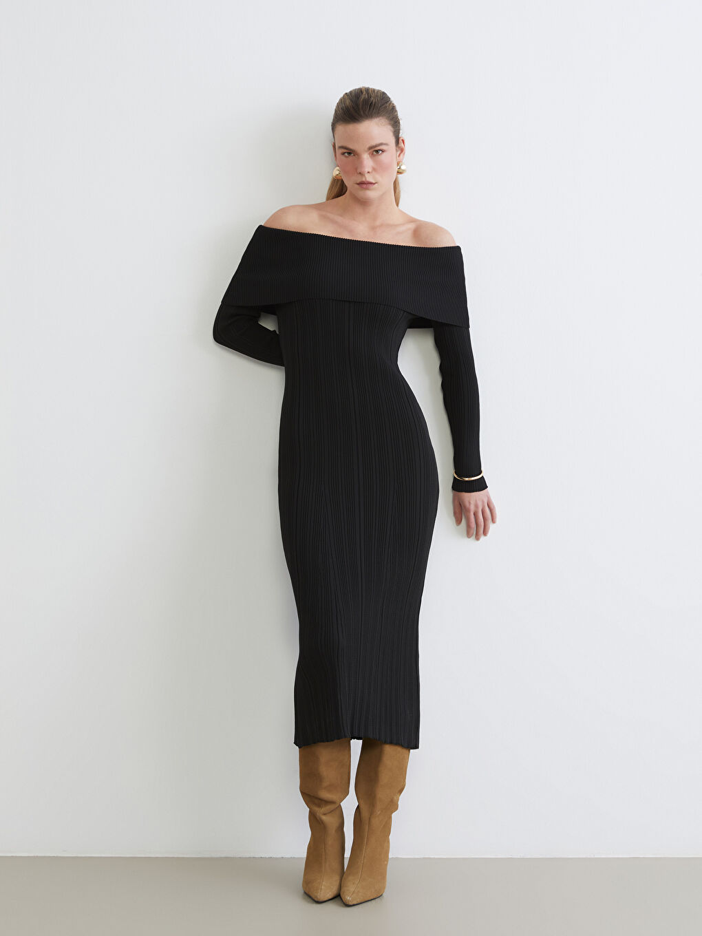 Siyah Kayık Yaka Triko Elbise