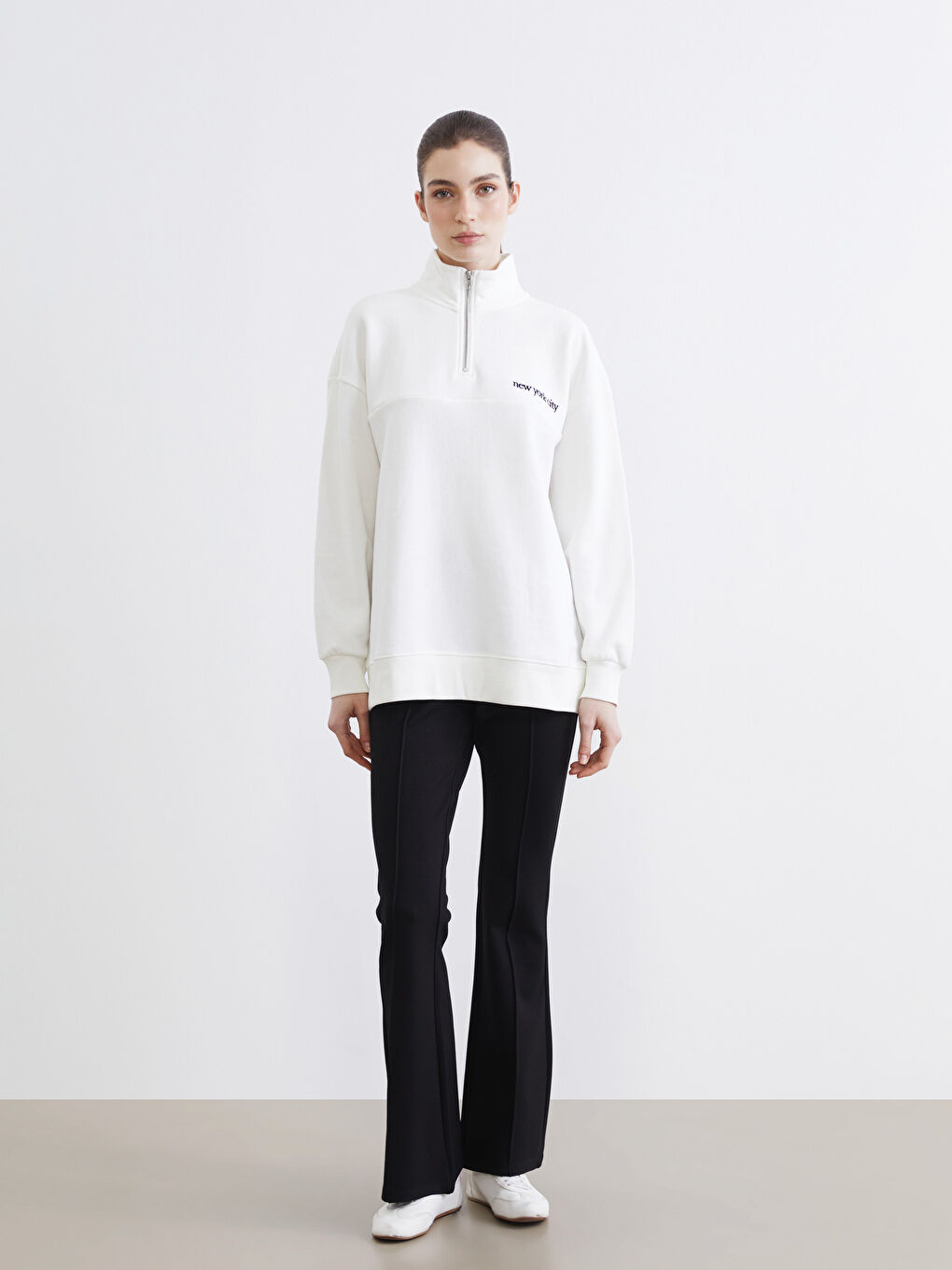 ქალების მაღალი ყელიანი, ფართო ზომის, ნაქარგებიანი სპორტული ზედა-1