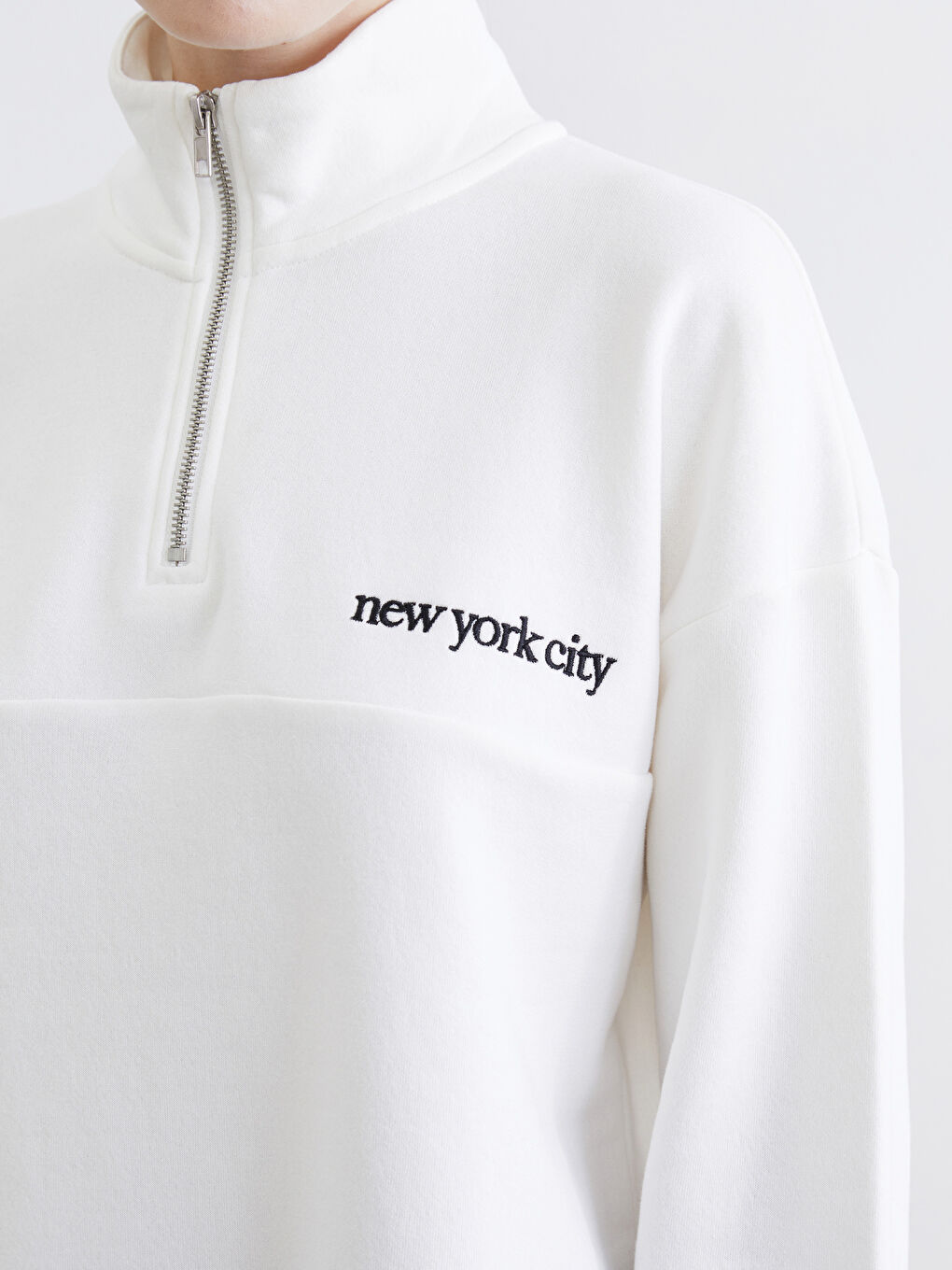 ქალების მაღალი ყელიანი, ფართო ზომის, ნაქარგებიანი სპორტული ზედა-2