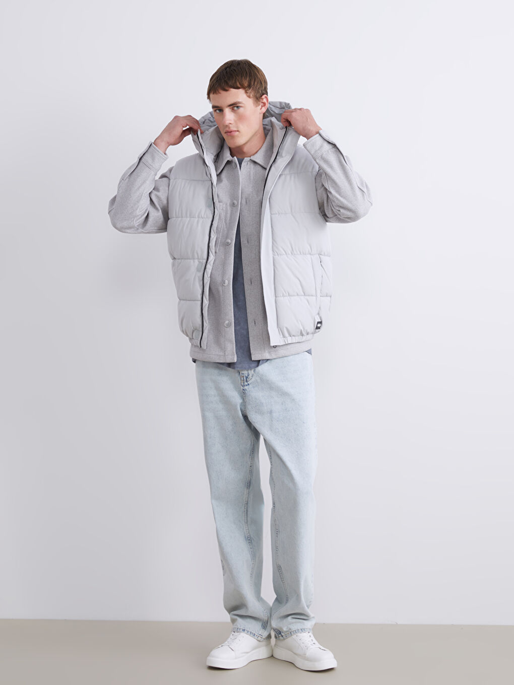 Gri Standart Kalıp Kapüşonlu Erkek Şişme Yelek-1