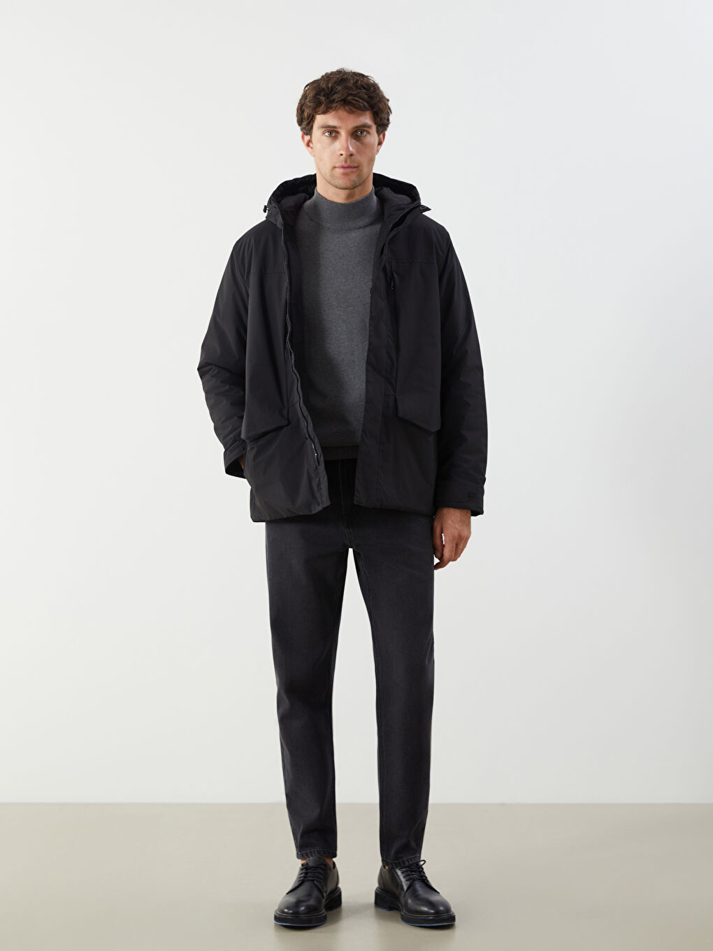 Siyah Standart Kalıp Kapüşonlu Erkek Mont-1