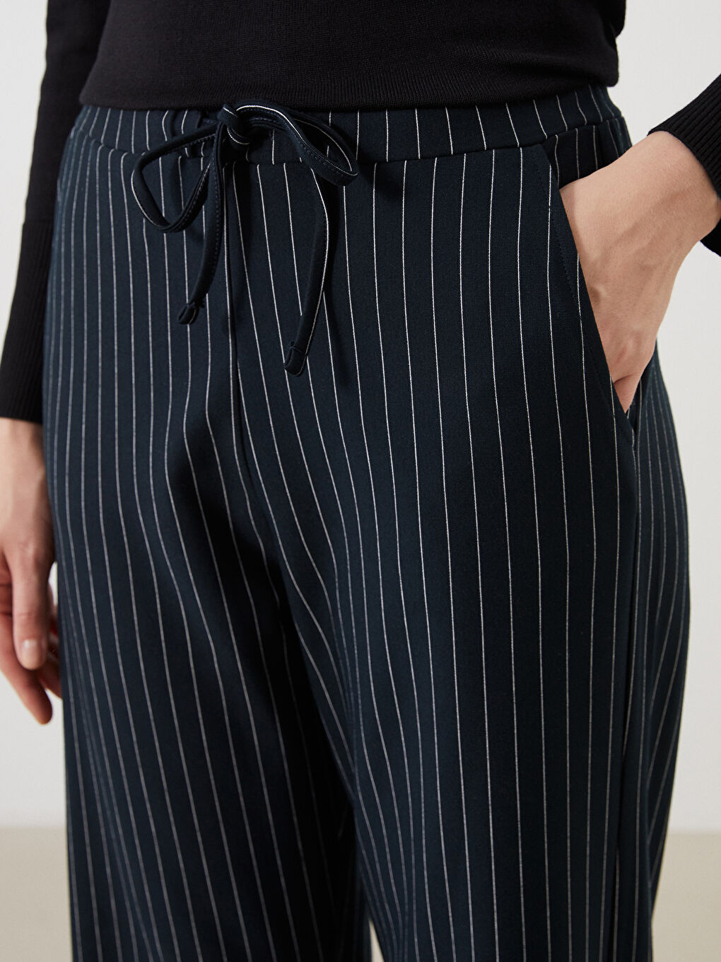 Prugaste pantalone za žene sa elastičnim strukom-3