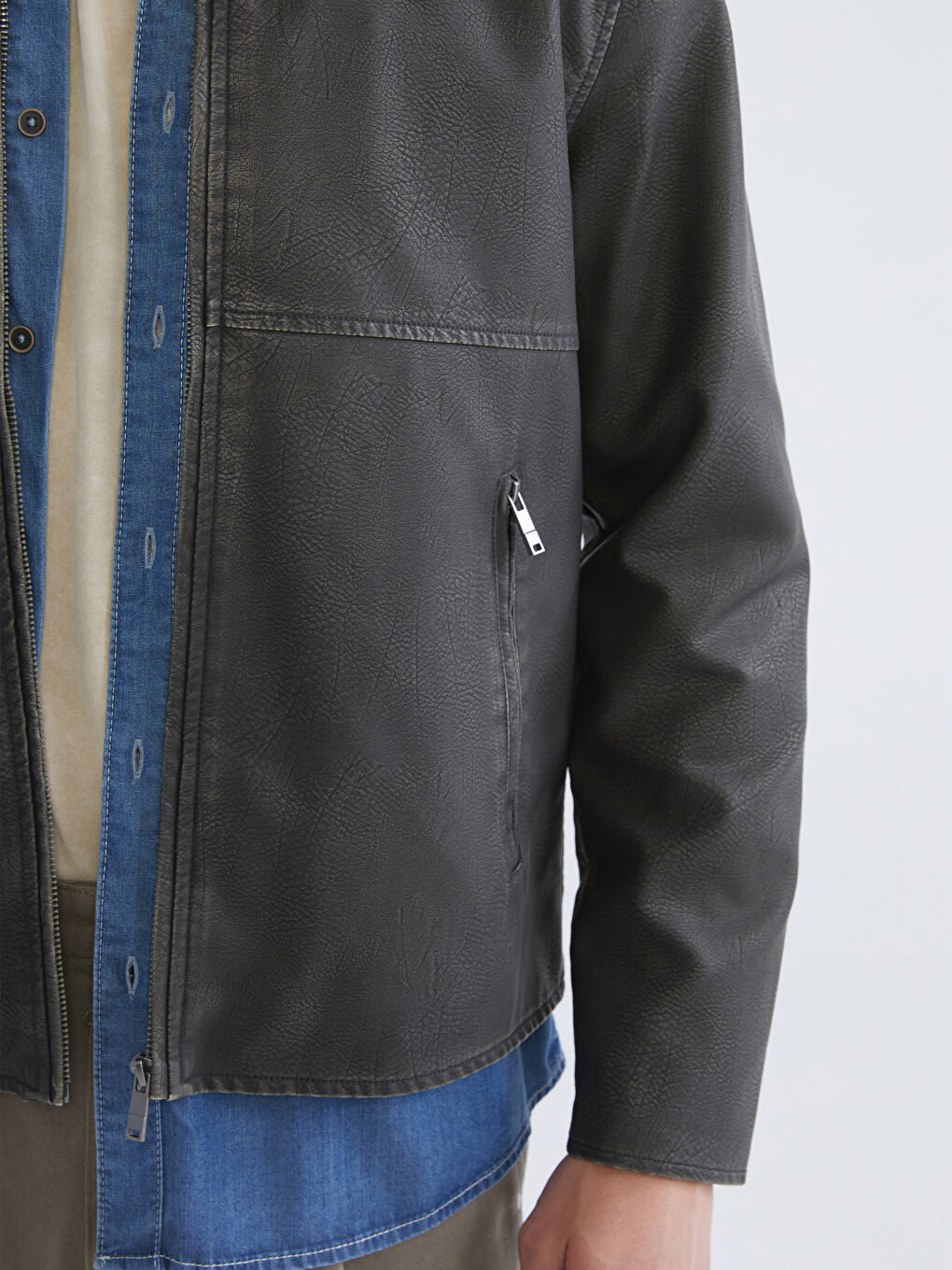 Siyah Standart Kalıp Gömlek Yaka Erkek Deri Görünümlü Ceket-3