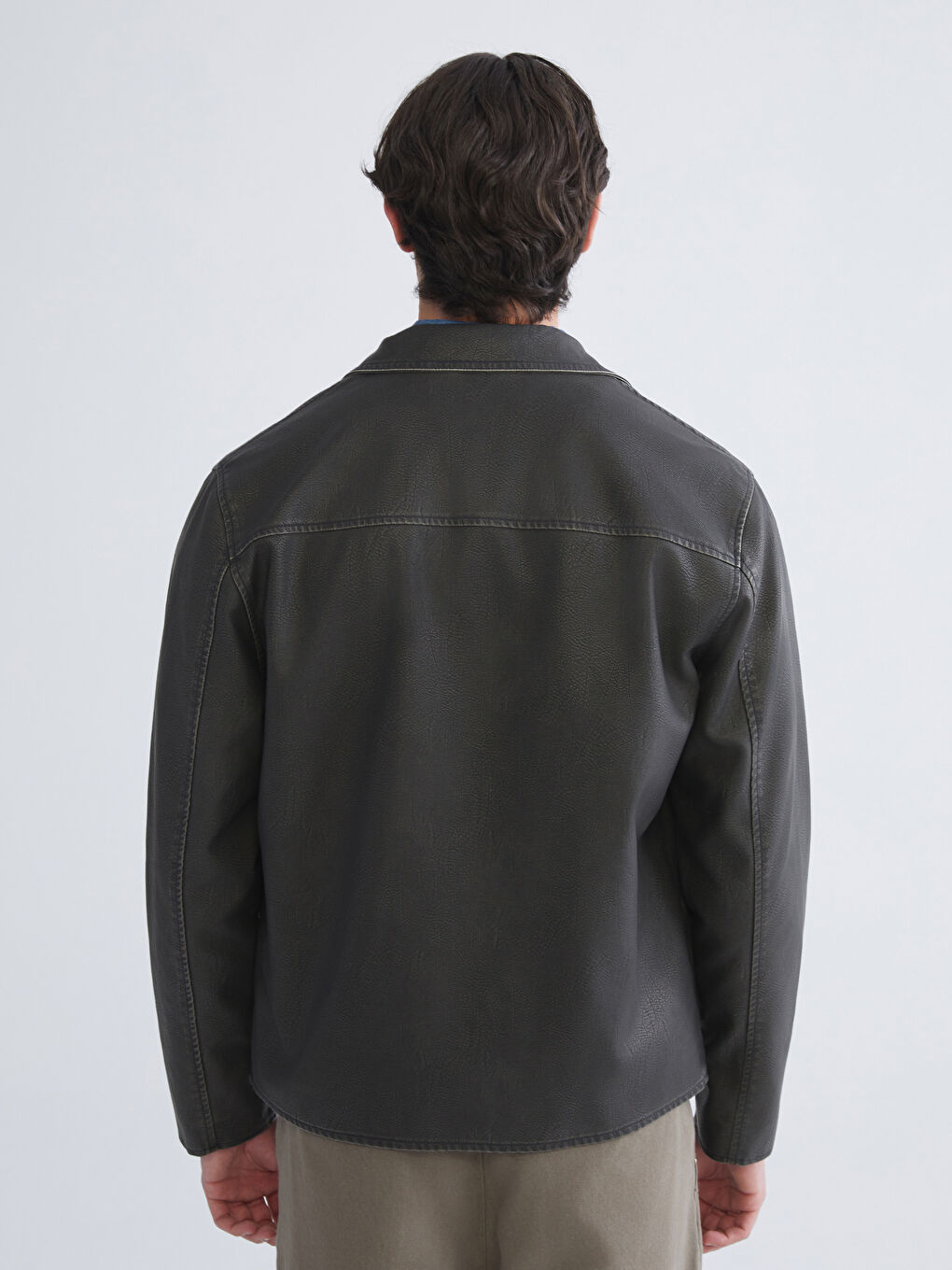Siyah Standart Kalıp Gömlek Yaka Erkek Deri Görünümlü Ceket-4