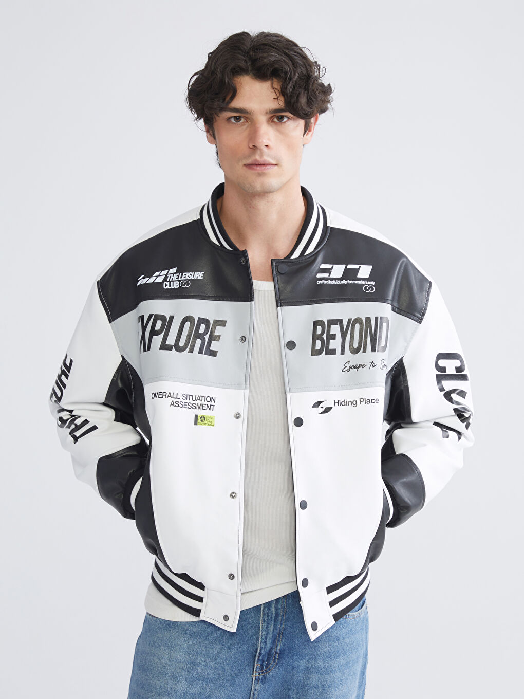 Beyaz Rahat Kalıp Kolej Yaka Logolu Erkek Mont