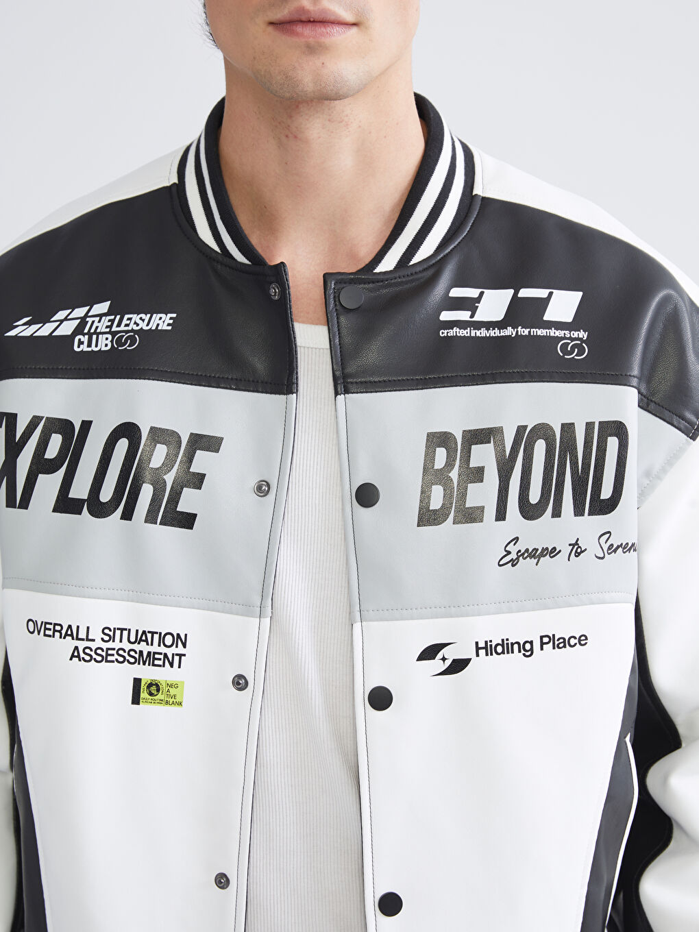 Beyaz Rahat Kalıp Kolej Yaka Logolu Erkek Mont-2