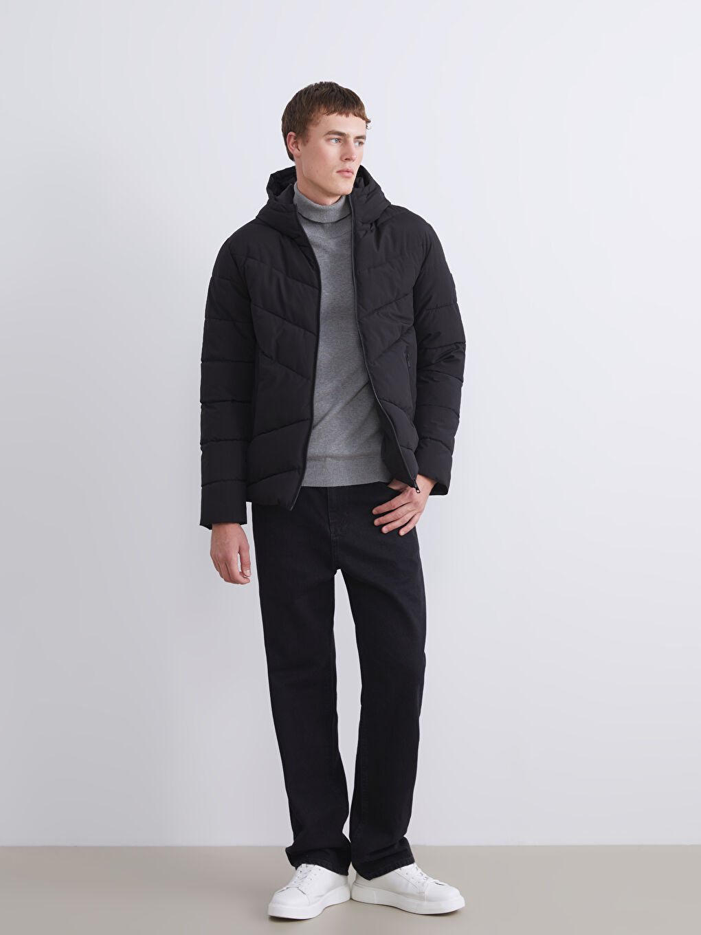 Siyah Standart Kalıp Kapüşonlu Erkek Şişme Mont-1