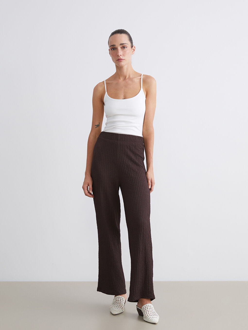 LCWAIKIKI Classic Elasticated Waist Textured Wide Leg Women's Trousers -W59381Z8-JR3