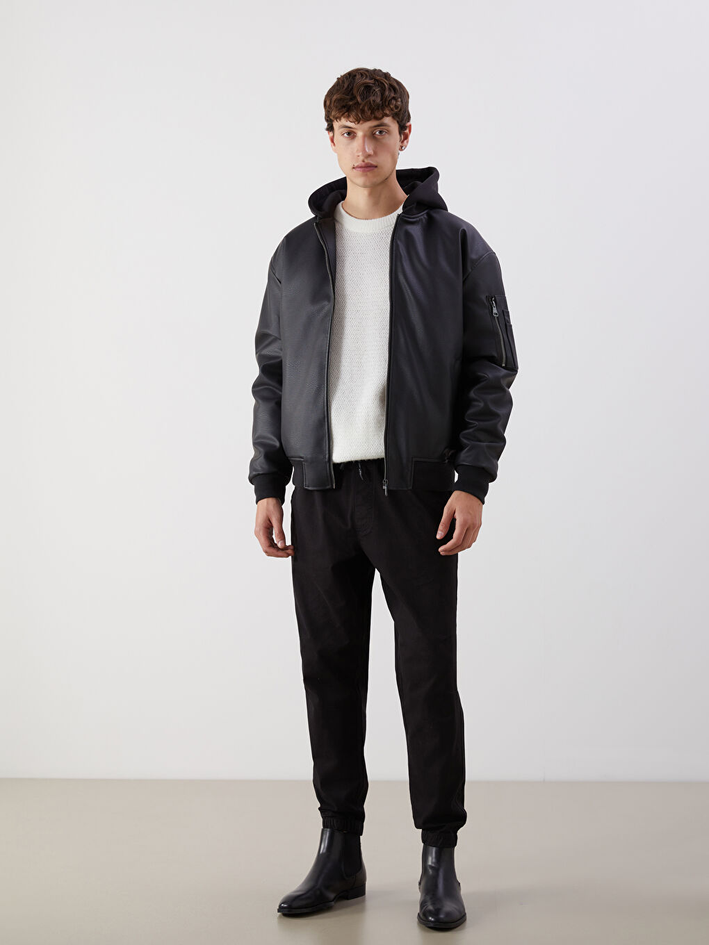 Siyah Standart Kalıp Kapüşonlu Erkek Deri Görünümlü Ceket-1