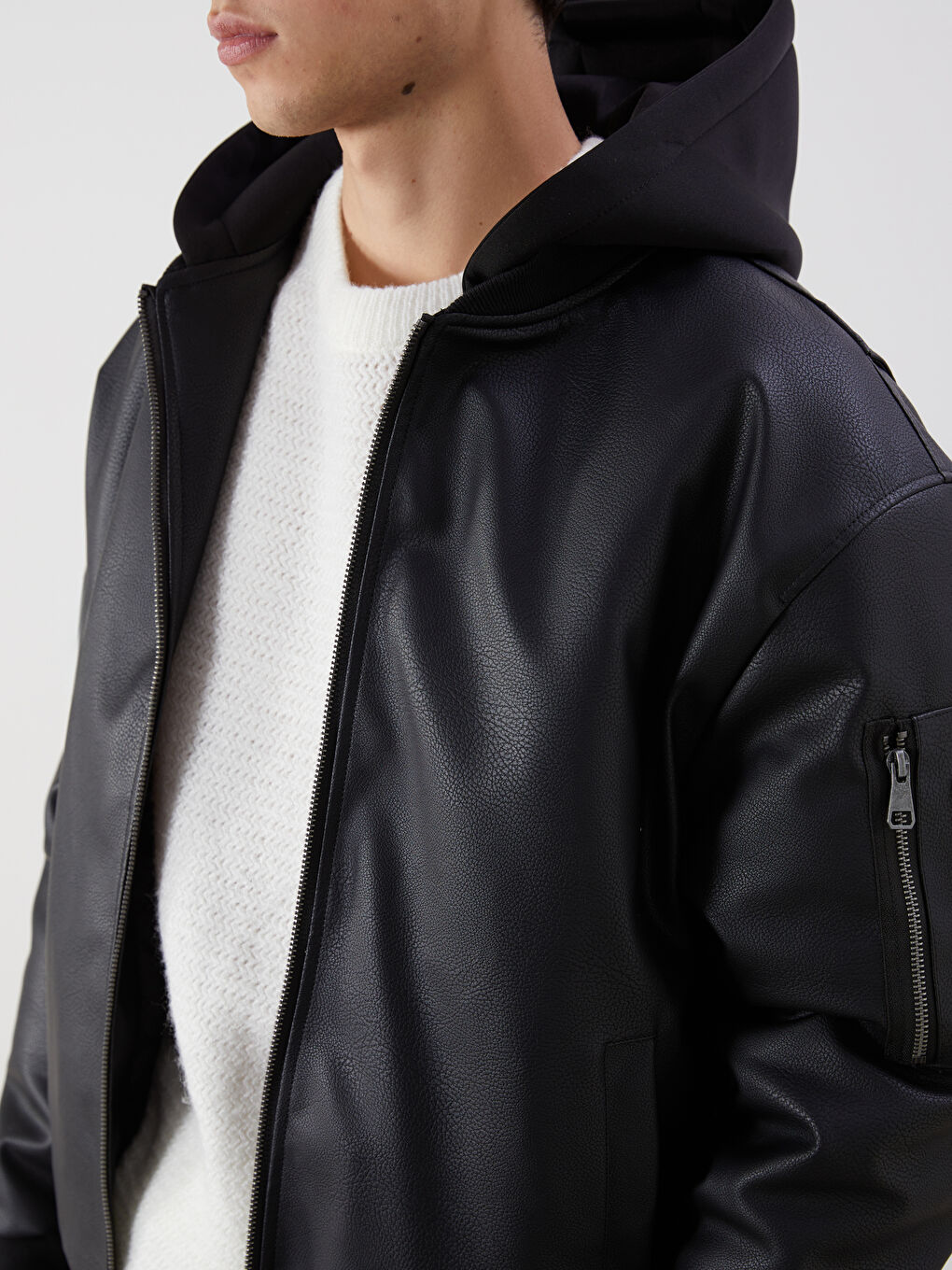 Siyah Standart Kalıp Kapüşonlu Erkek Deri Görünümlü Ceket-2