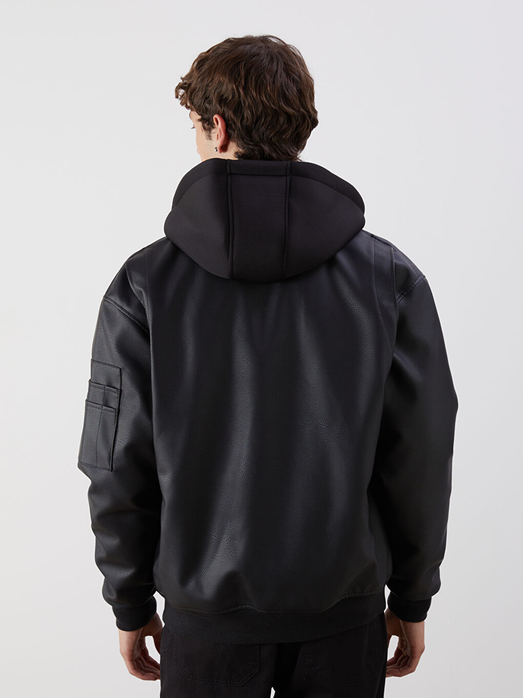 Siyah Standart Kalıp Kapüşonlu Erkek Deri Görünümlü Ceket-4