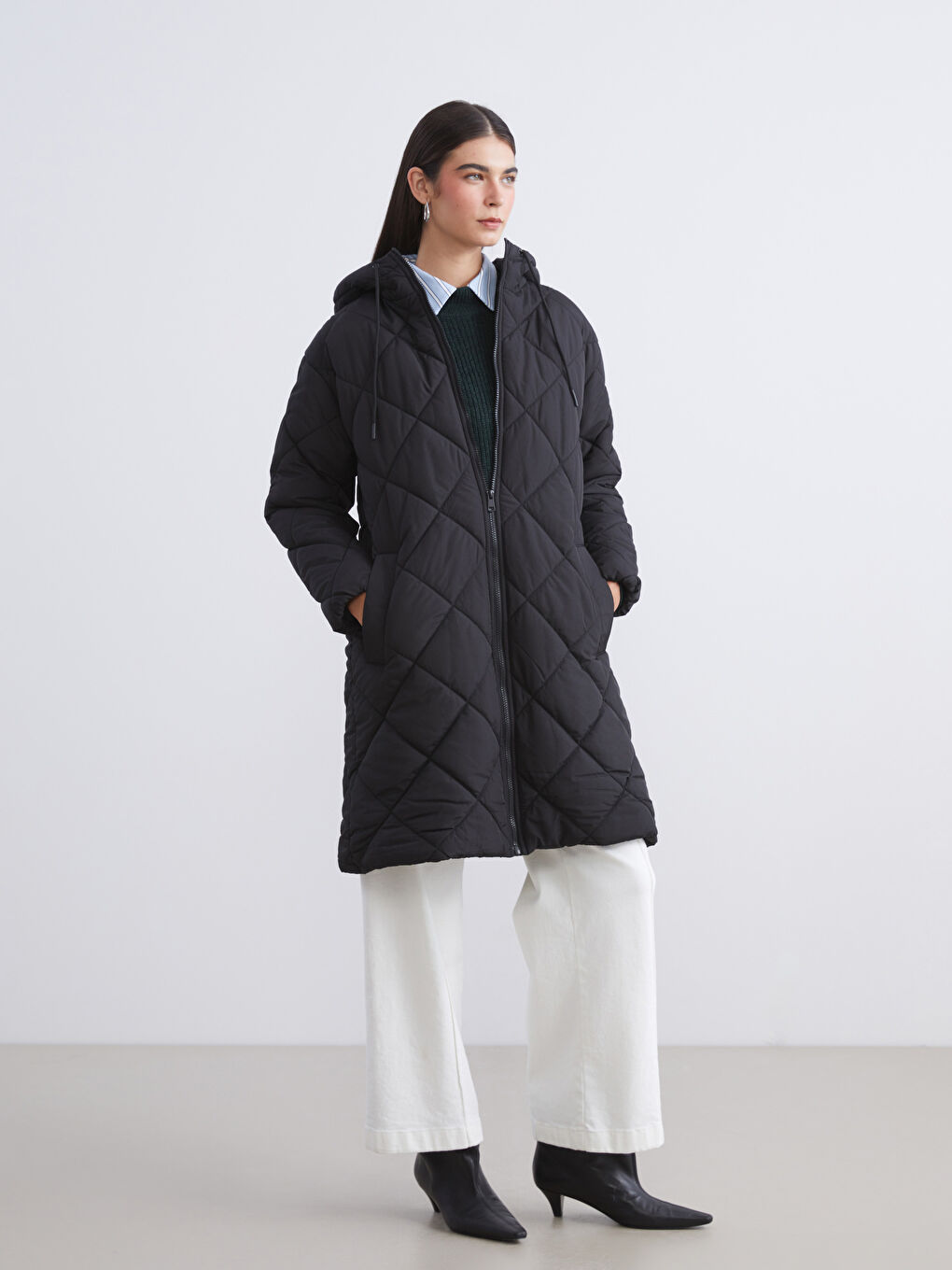 Siyah Kapüşonlu Kapitone Kadın Şişme Mont-2