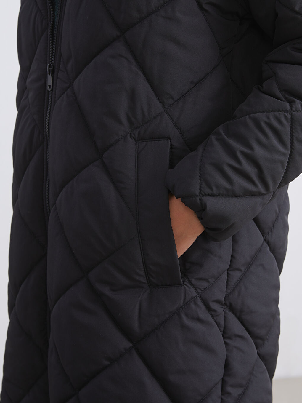 Siyah Kapüşonlu Kapitone Kadın Şişme Mont-3