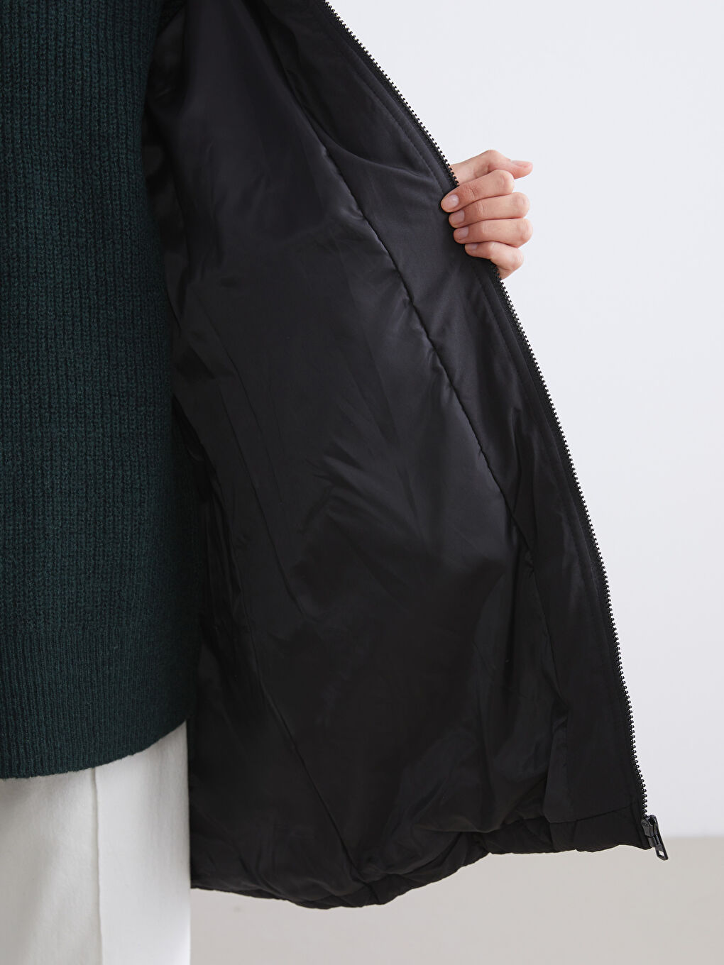 Siyah Kapüşonlu Kapitone Kadın Şişme Mont-4