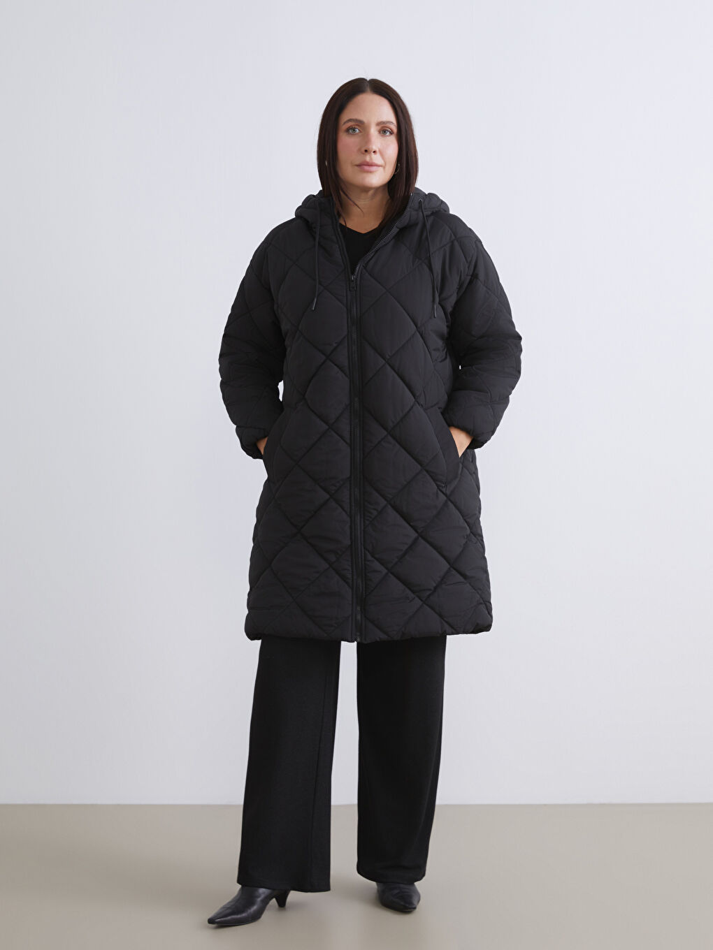 Siyah Kapüşonlu Kapitone Kadın Şişme Mont-6