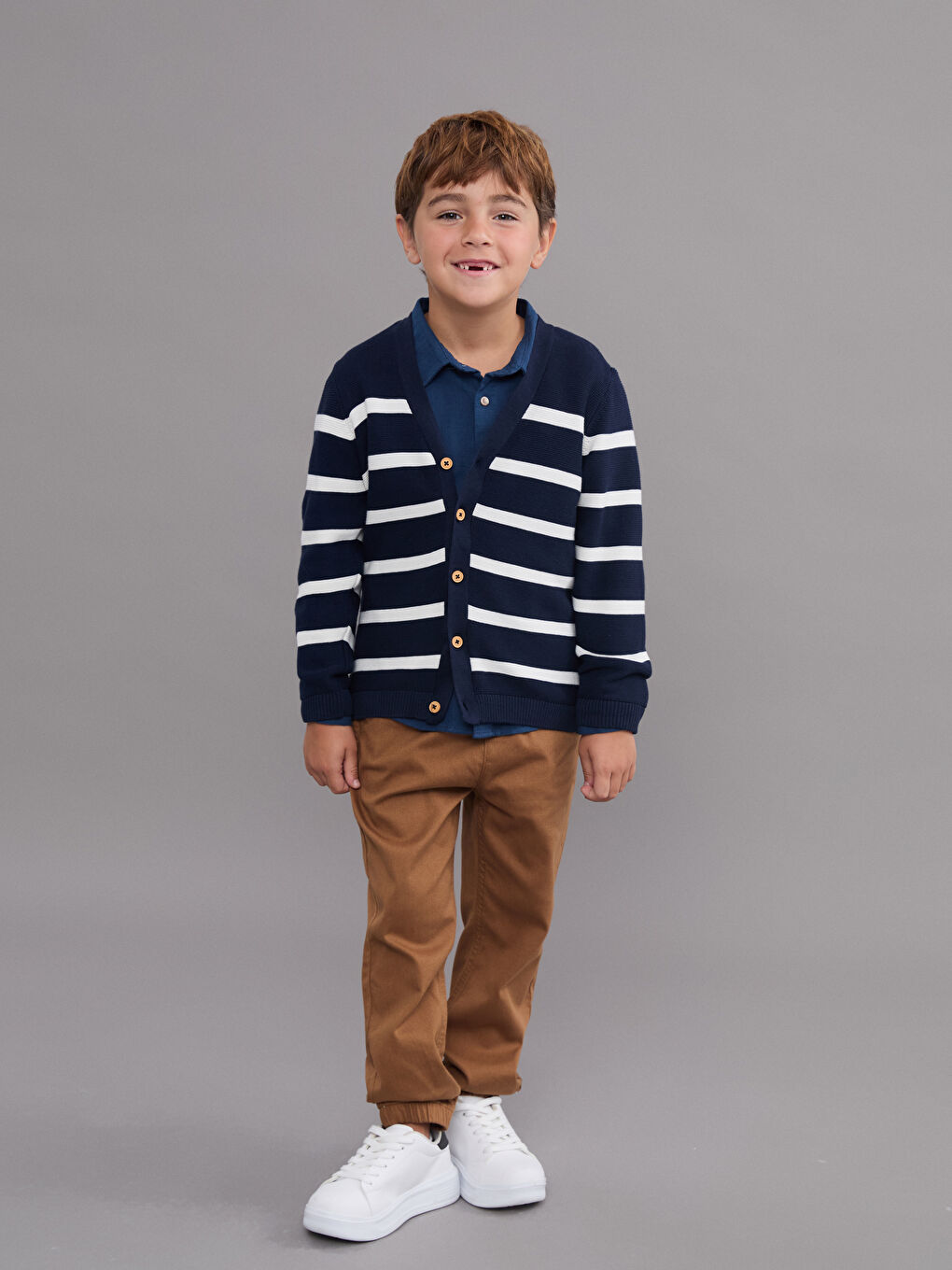 Кардиган трикотажний смугастий з V-подібним вирізом для хлопчиків-1