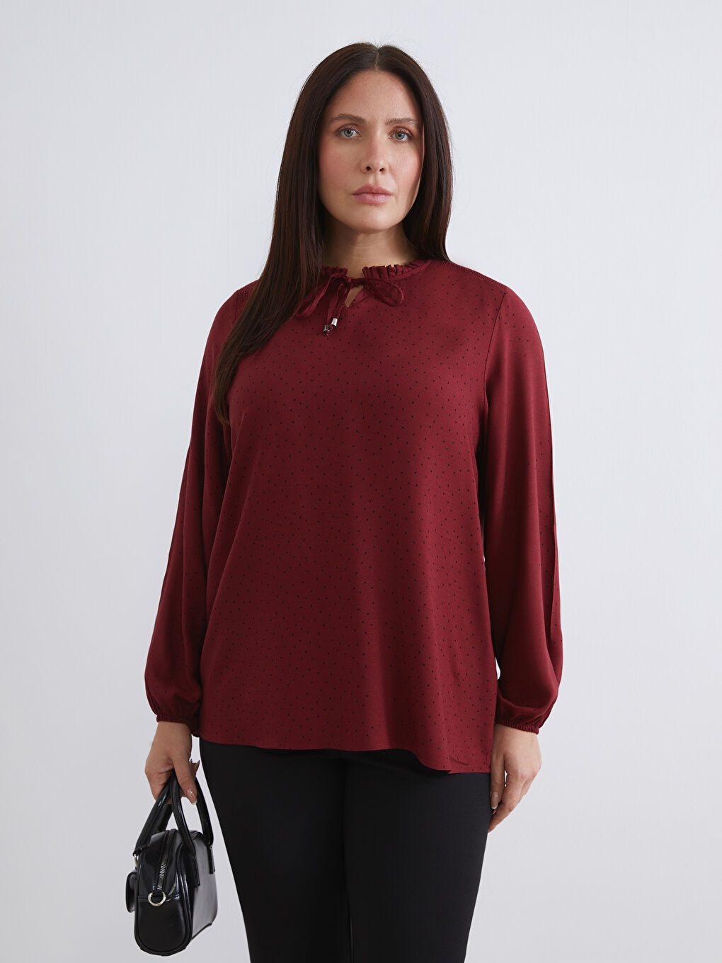 Блузка с узором и воротником на завязках-1