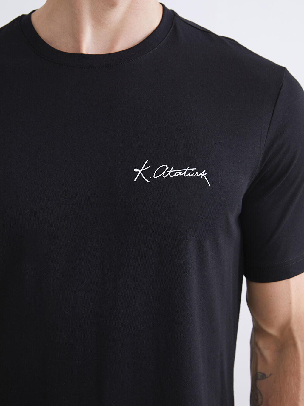 Siyah Bisiklet Yaka Atatürk İmzası Baskılı Erkek Tişört-2