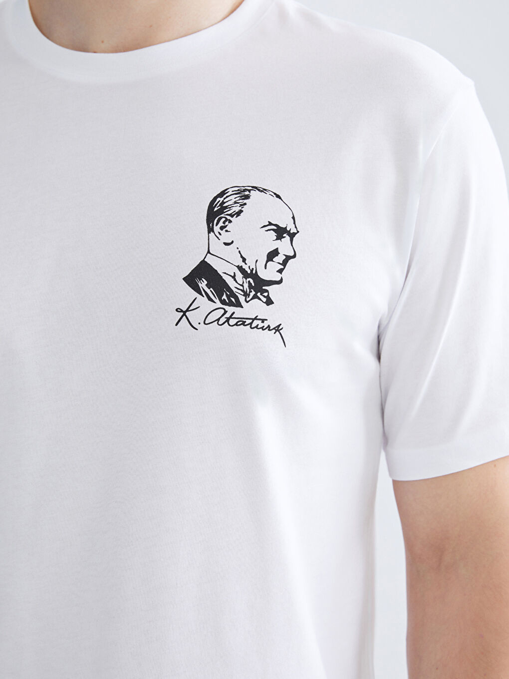 Beyaz Bisiklet Yaka Atatürk Baskılı Penye Erkek Tişört-2