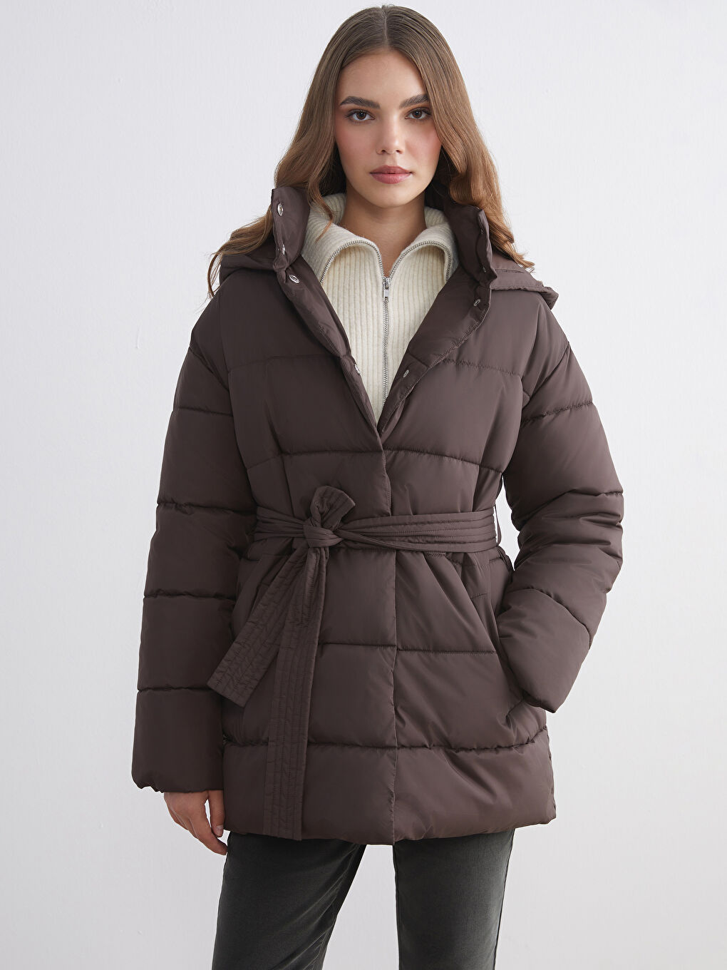 Kahverengi Kapüşonlu Beli Kuşaklı Kadın Şişme Mont