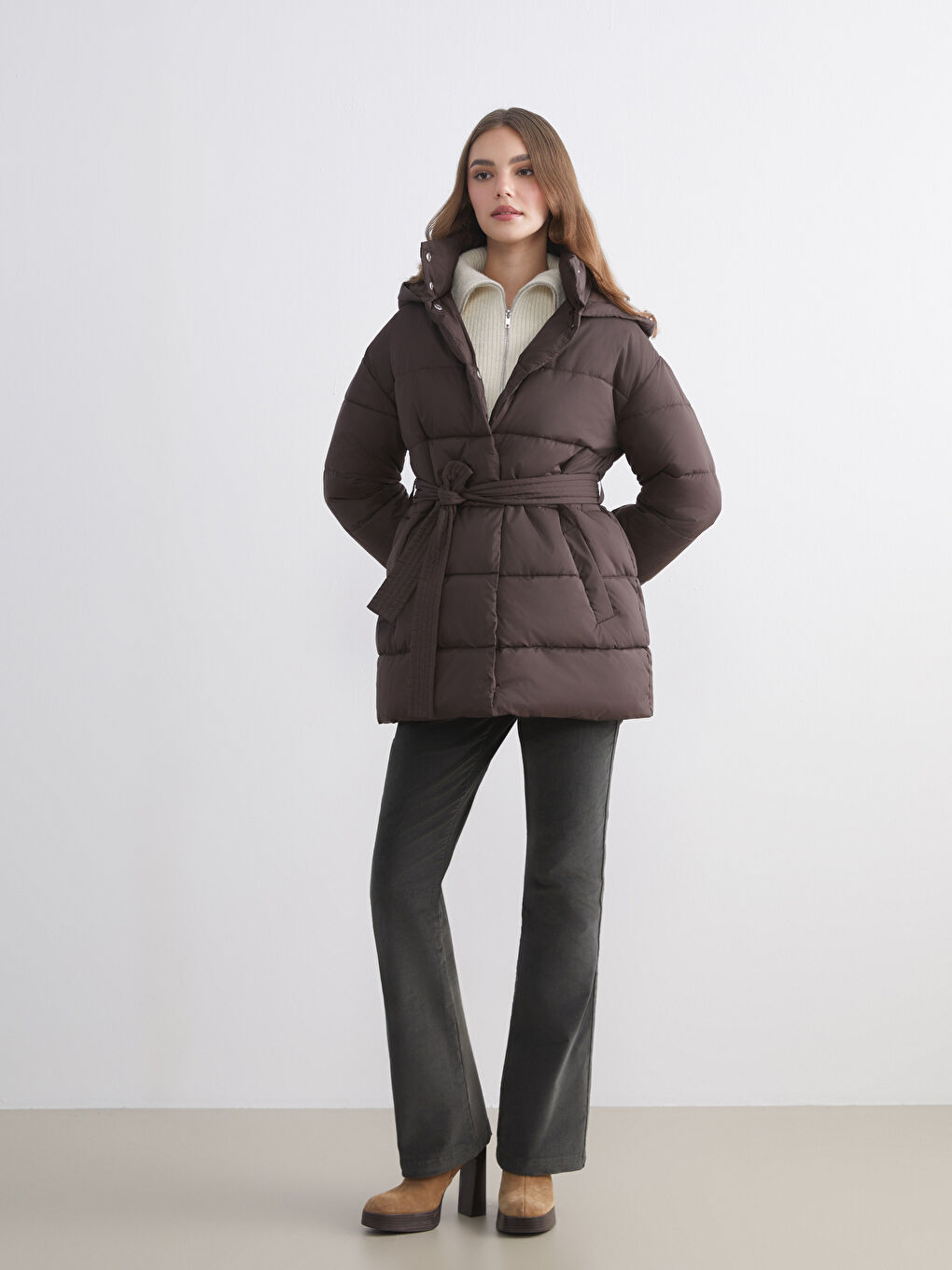 Kahverengi Kapüşonlu Beli Kuşaklı Kadın Şişme Mont-1