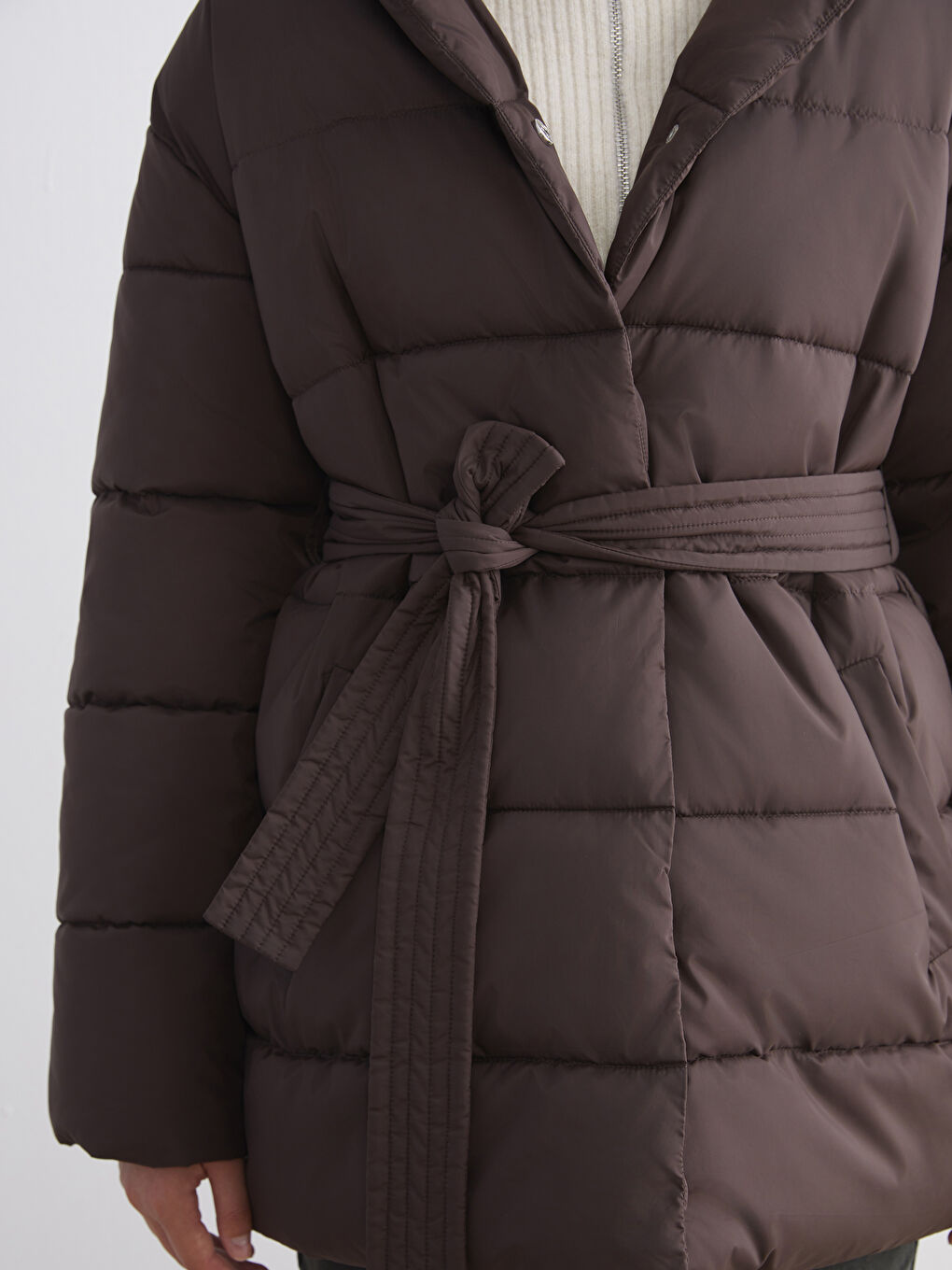 Kahverengi Kapüşonlu Beli Kuşaklı Kadın Şişme Mont-2