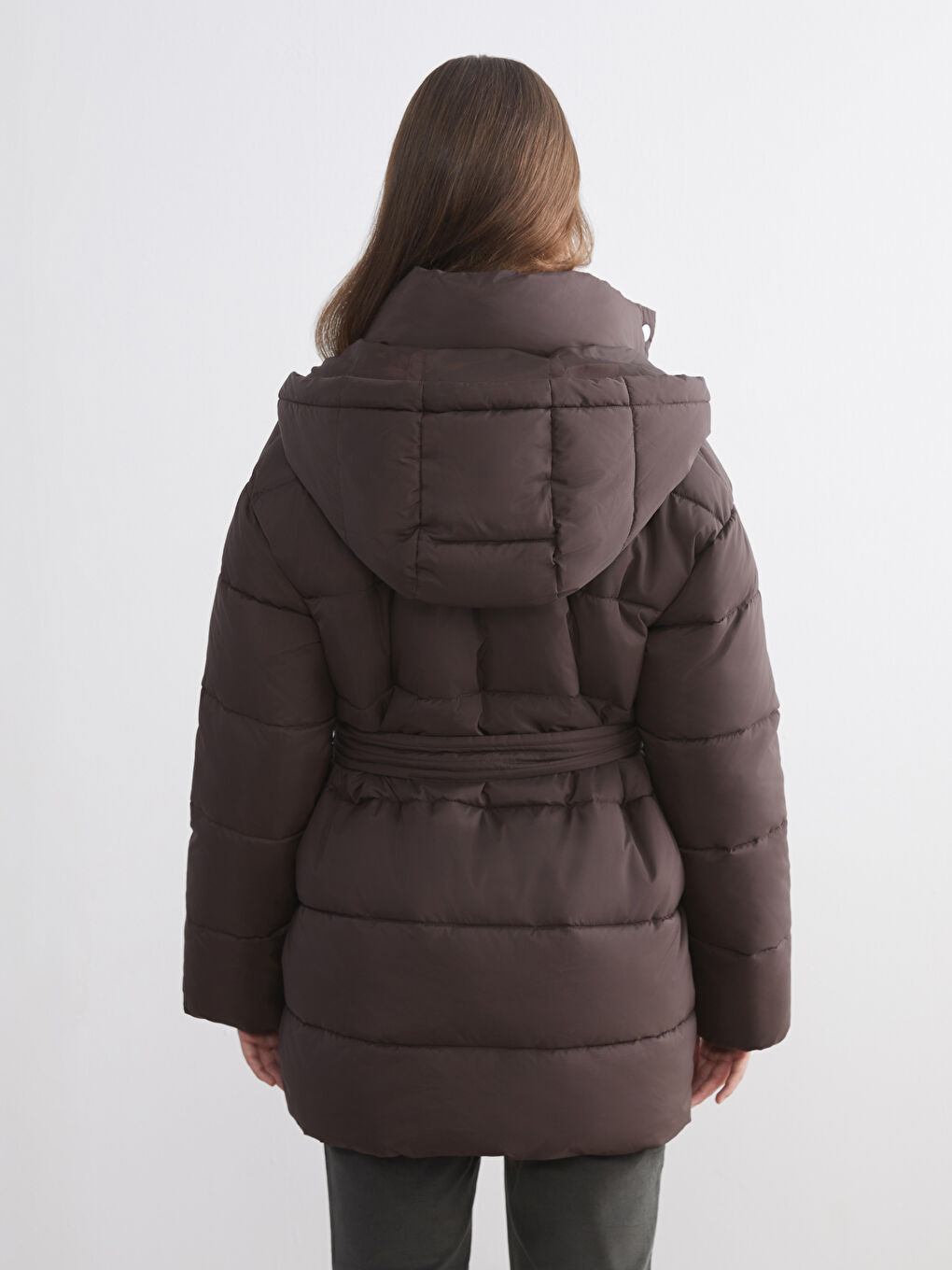 Kahverengi Kapüşonlu Beli Kuşaklı Kadın Şişme Mont-4