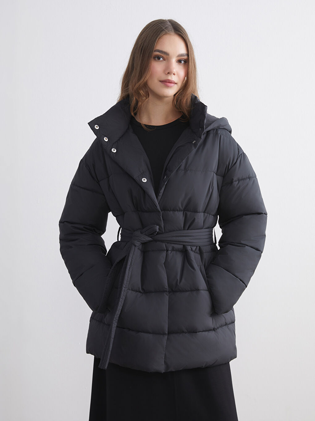 Siyah Kapüşonlu Beli Kuşaklı Kadın Şişme Mont